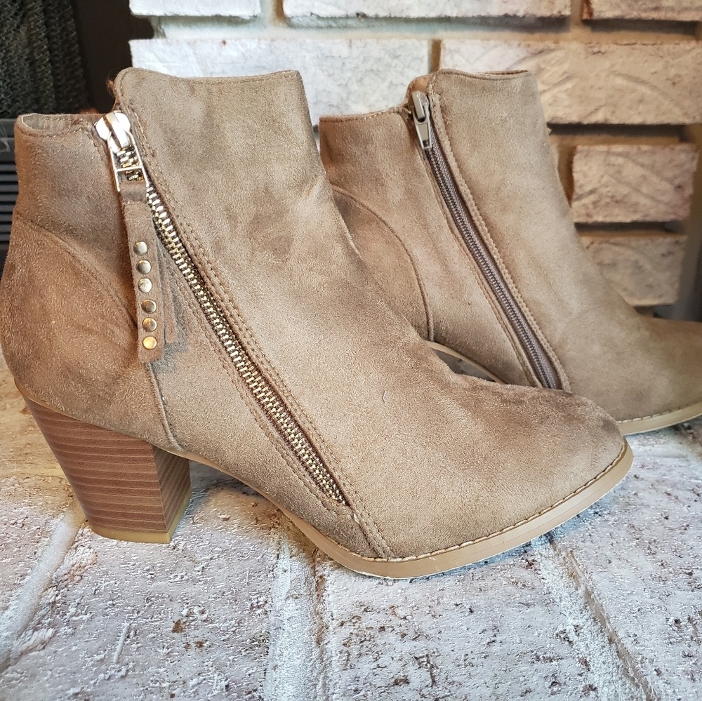 Charles Albert size 9 tan booties